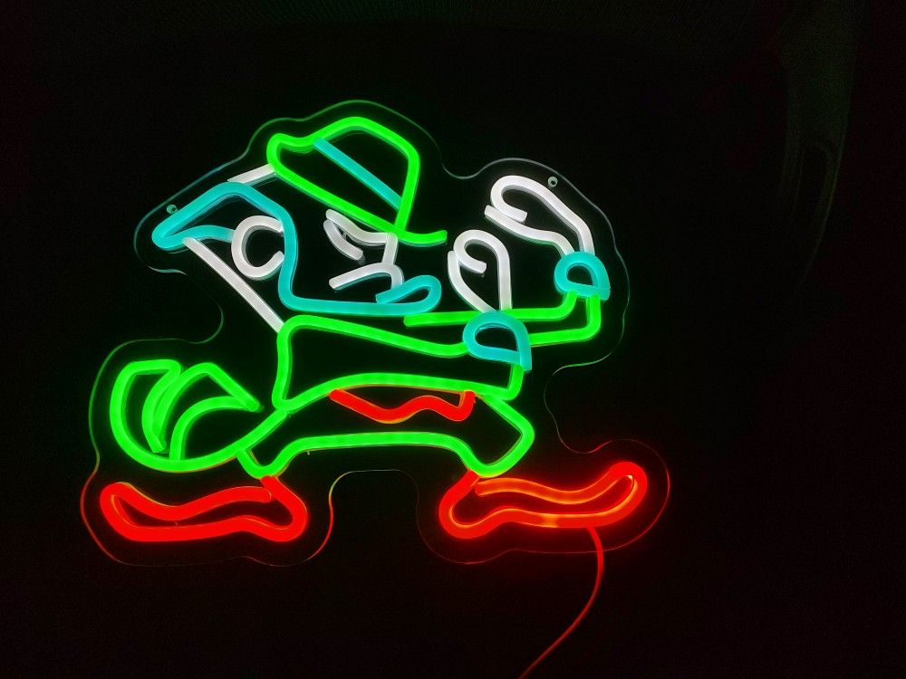 NOTRE DAME LED LIGHT SIGN. 14" X 12". 6 FT. USB CORD. DIMMER SWITCH. NEW. PICKUP ONLY.