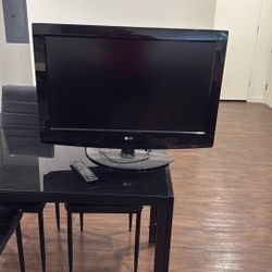 LG 32 In TV w/remote