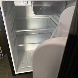 Magic Chef Mini Fridge (black) Like New
