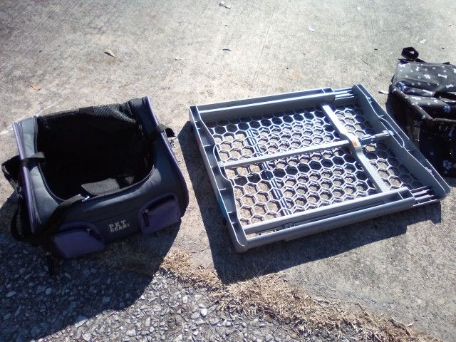 2 Pet Carriers + Gate 20.00