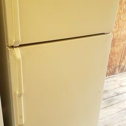 REFRIGERATOR 
