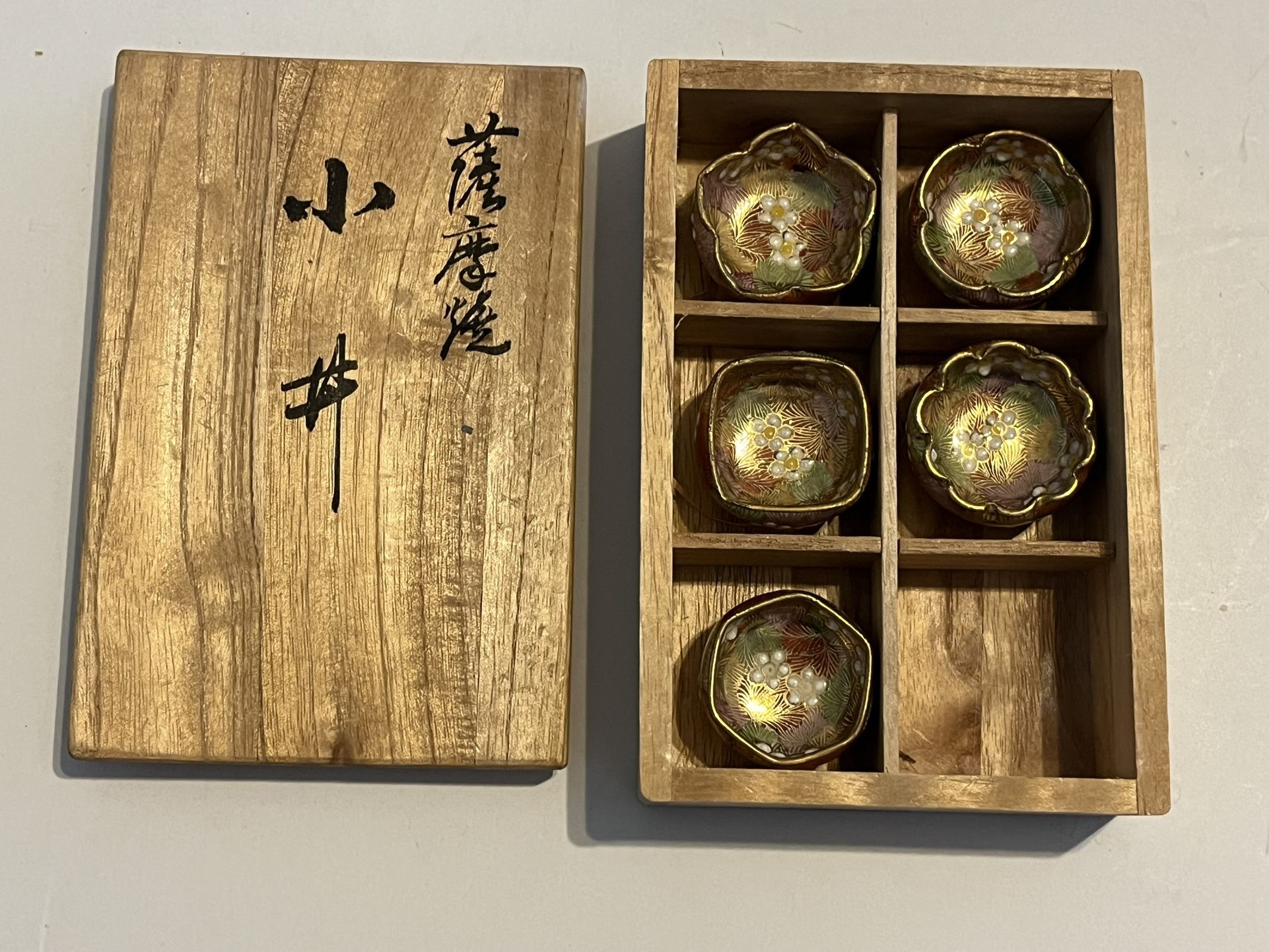 Nice delicate satsuma small bowls (萨摩烧 小井 ) with original storage wooden box