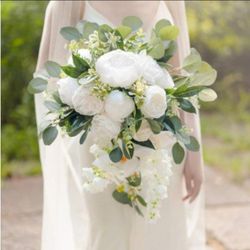 3 Ivory Bridal Bouquets of artificial flowers White, vases not included

Condition is used twice
$60 for largest bouquet
$20 for 2 smaller bouquets

M
