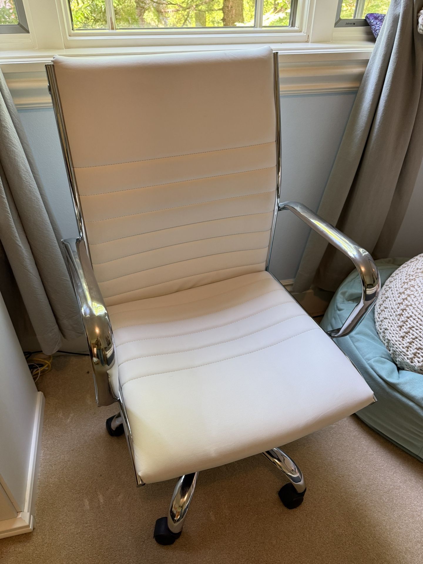 White Swivel Faux Leather White Desk Chair