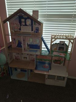 Free .. Kids full size doll house 5 ft tall
