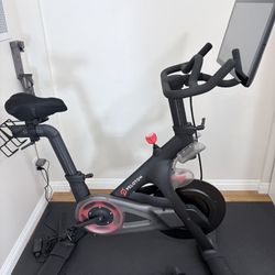 Peloton Bike w Mat 