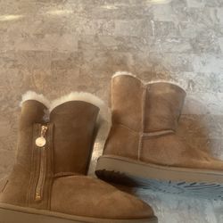 UGG SIZE 5.5.   Están Como Nuevas Solo Se Usaron 32 Veces