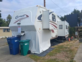 2005 RV Fifth Wheel - In Park- 2 Beds- 850$ Lot Rent SOUTH SEATTLE- 15 mins to downtown