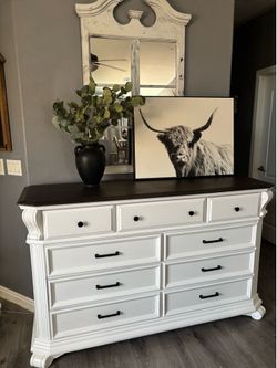 Broyhill dresser and 1 nightstand