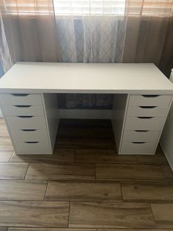White Ikea Desk (10 drawers)