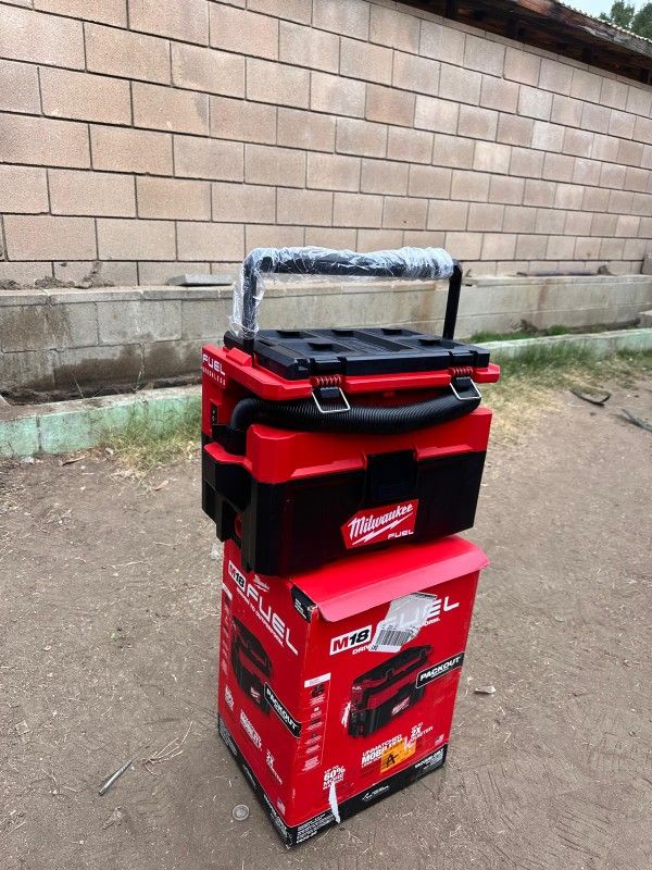 Milwaukee M18 FUEL PACKOUT 18-Volt Lithium-Ion Cordless 2.5 Gal. Wet/Dry Vacuum (Vacuum-Only)