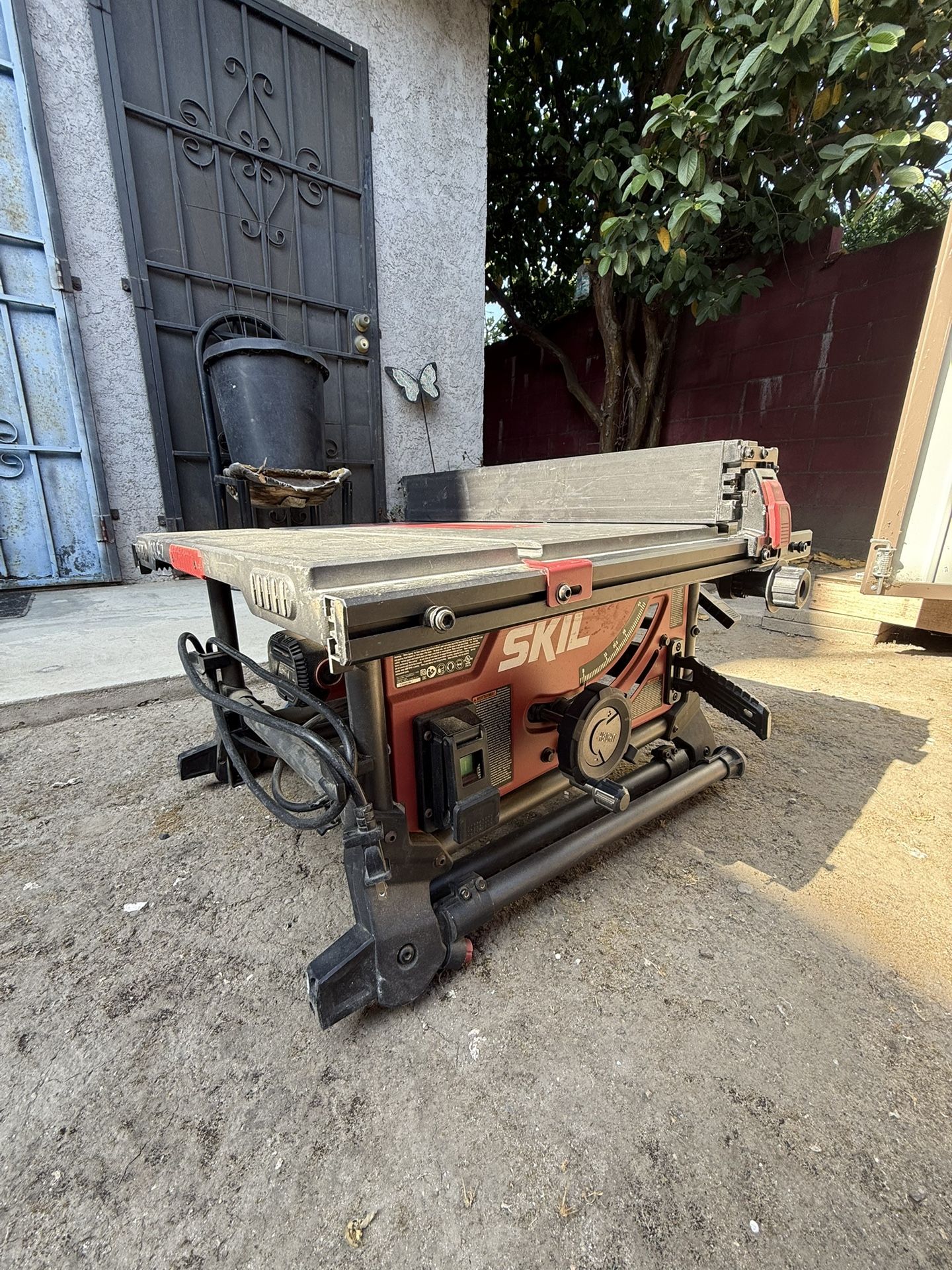 SKIL TABLE SAW WITH BUILT IN STAND