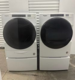 WASHER AND DRYER WITH PEDESTAL