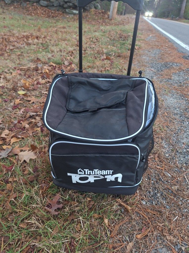 OGIO COOLER ON WHEELS. 