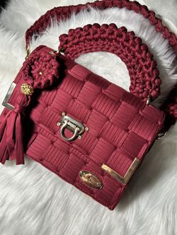 Impactante Bolsa De Mano, Color Rojo Vino