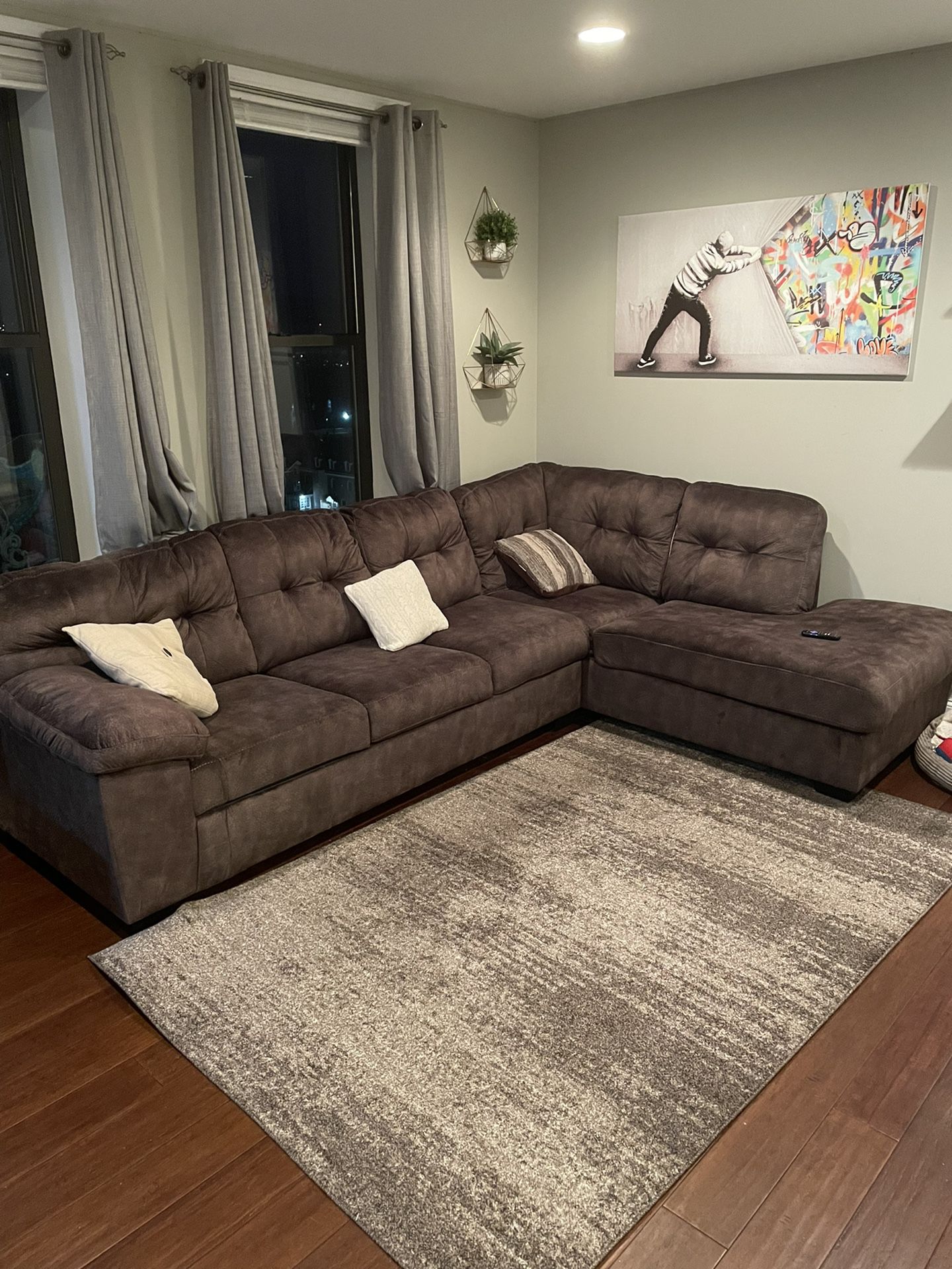 Couch w/ Chaise & Pullout Queen Bed 
