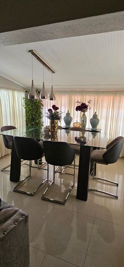 table with 6 chairs