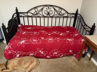 Black metal trundle bed