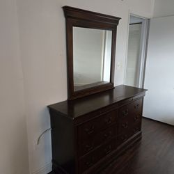 Wooden Dresser Set / Juego de Cómodas - Madera