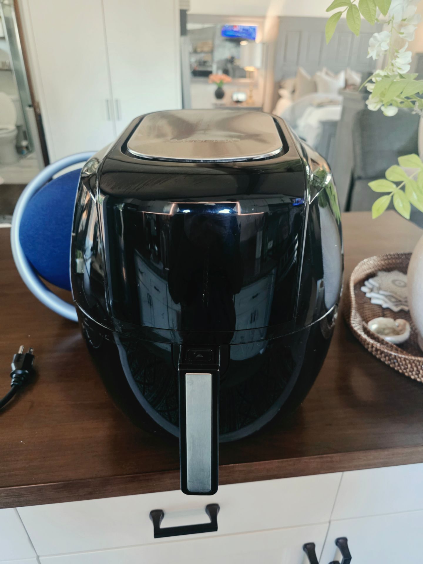 GoWISE USA GW22731 5.8-Quarts 8-in-1 Electric Air Fryer XL + 50 Recipes for your Air Fryer Book (Black)