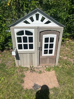 Kids outdoor playhouse