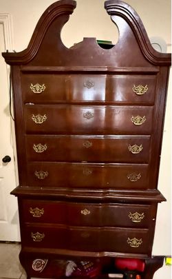 Chest of Drawers / dresser