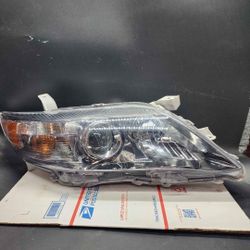 2010 to 2011 Toyota Camry SE Right Headlight