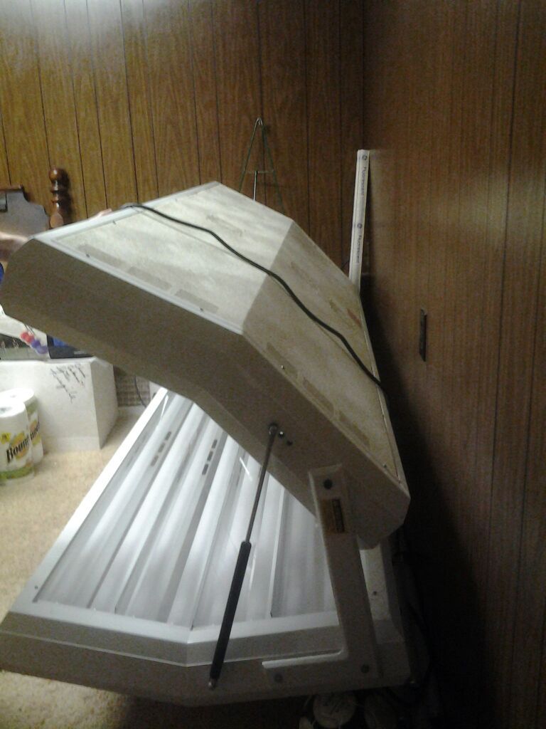 Tanning bed SunTana sun system fan, timer, and hours included with extra bulbs 350.00 obo Price reduced 250$ OBO