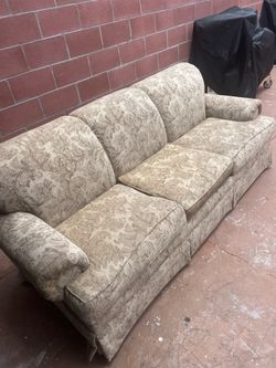 Sofá de 3 plazas estilo clásico — Tela floral beige/dorado, cómodo, buen estado. Para sala. 125 negociable)