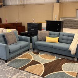 Very Pretty Couch & Loveseat Living Room Set 