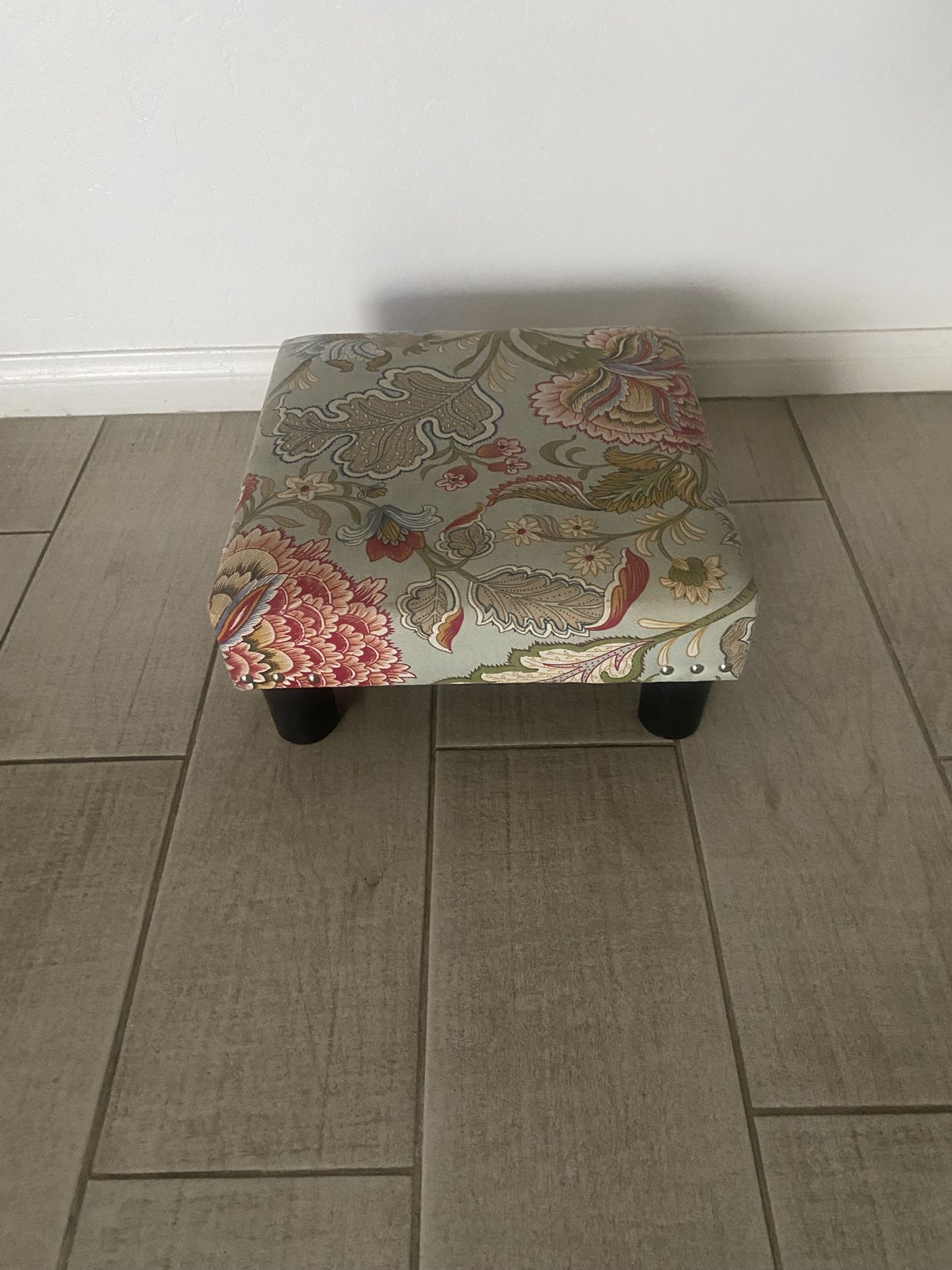 Homebeez Small Ottoman Footstool,Change Shoes Bench, Footrest Stepstool for Living Room, Bedroom,Flower