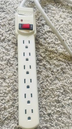 Grounding electrical chord outlet
