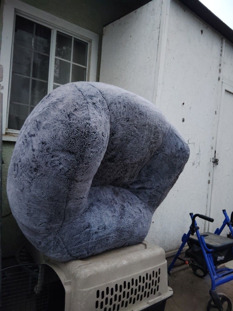 Fluffy Futon Seat