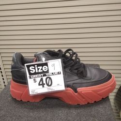 Reebok Low Top Size 9