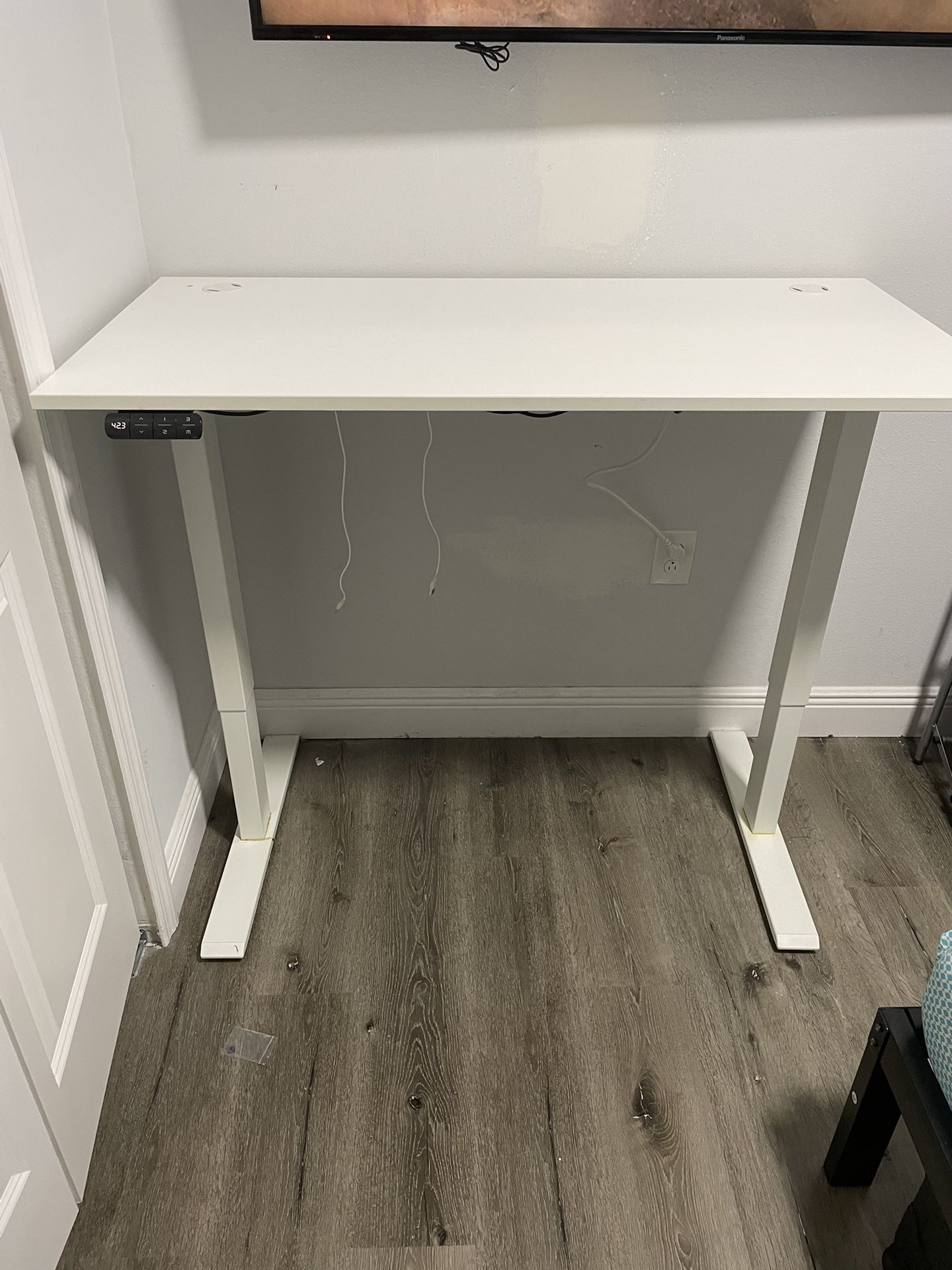 White office desk (electric)