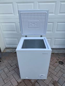 Insignia Chest Freezer Freestanding White Garage Cooler Standing
