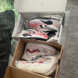 Size 11 Little Girls Used New condition $Both For $100.00)👉🏽 New balance $55) 👉🏽Black Michael Kors $65/  $60
