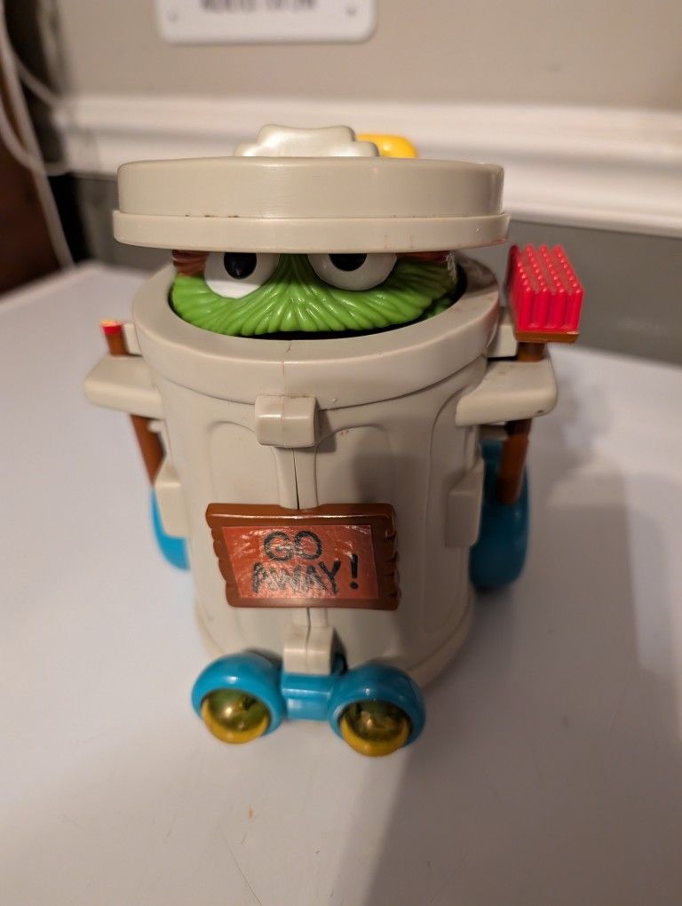 TYCO 1993 SESAME STREET OSCAR GROUCH PEEK A BOO TRASH CAN NEEDS REPAIR