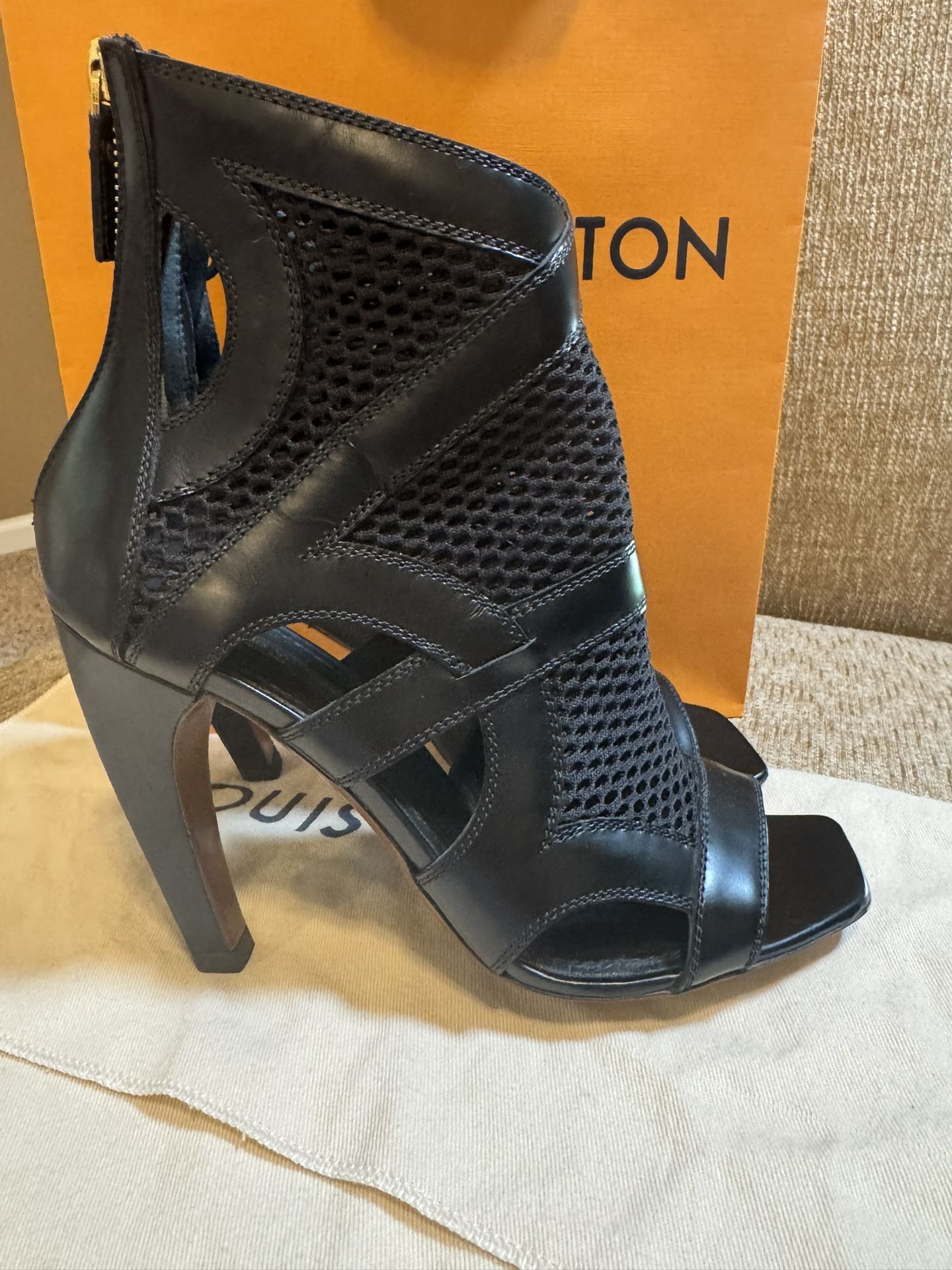 ❤️ Authentic LV Louis Vuitton leather and mesh heels size 37.5 ❤️