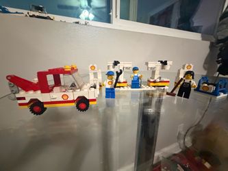 Vintage LEGO Shell Gas Station / Service Station – Classic Town – Tow Truck & Minifigures