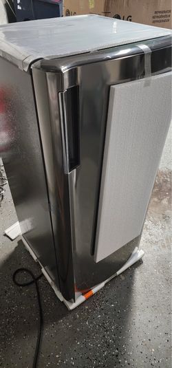 This is a brand new LG 6.0 cu. ft. single-door refrigerator (model LRONC0605V