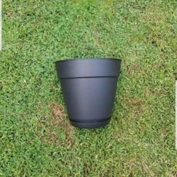 12in Plastic planter 