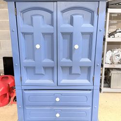 Precious, Solid Heavy Wood 3 Drawer 4 Cubby Dresser. Fantastic Condition.