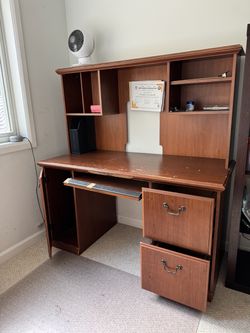 Free Study Desk in Factoria