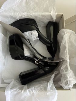 Selling BP.  Size 5 Journee PU Black with box