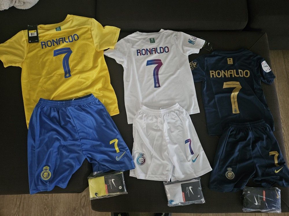 CRISTIANO RONALDO CR7 KIDS KIT GREAT COLORS AND DESIGNS CASH PLEASE!!!