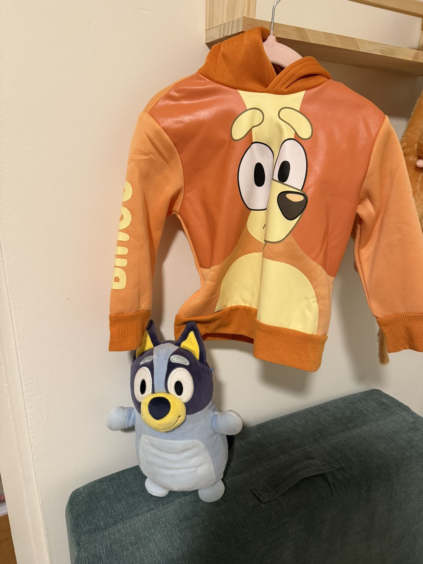 Bingo 2T Sweater With Bluey Plushie