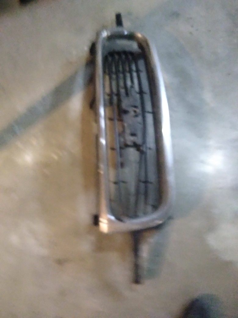 Broken 2002 Gmc Yukon Front Grill Assembly 