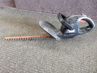 Electric Hedge Trimmer 17” Black+Decker