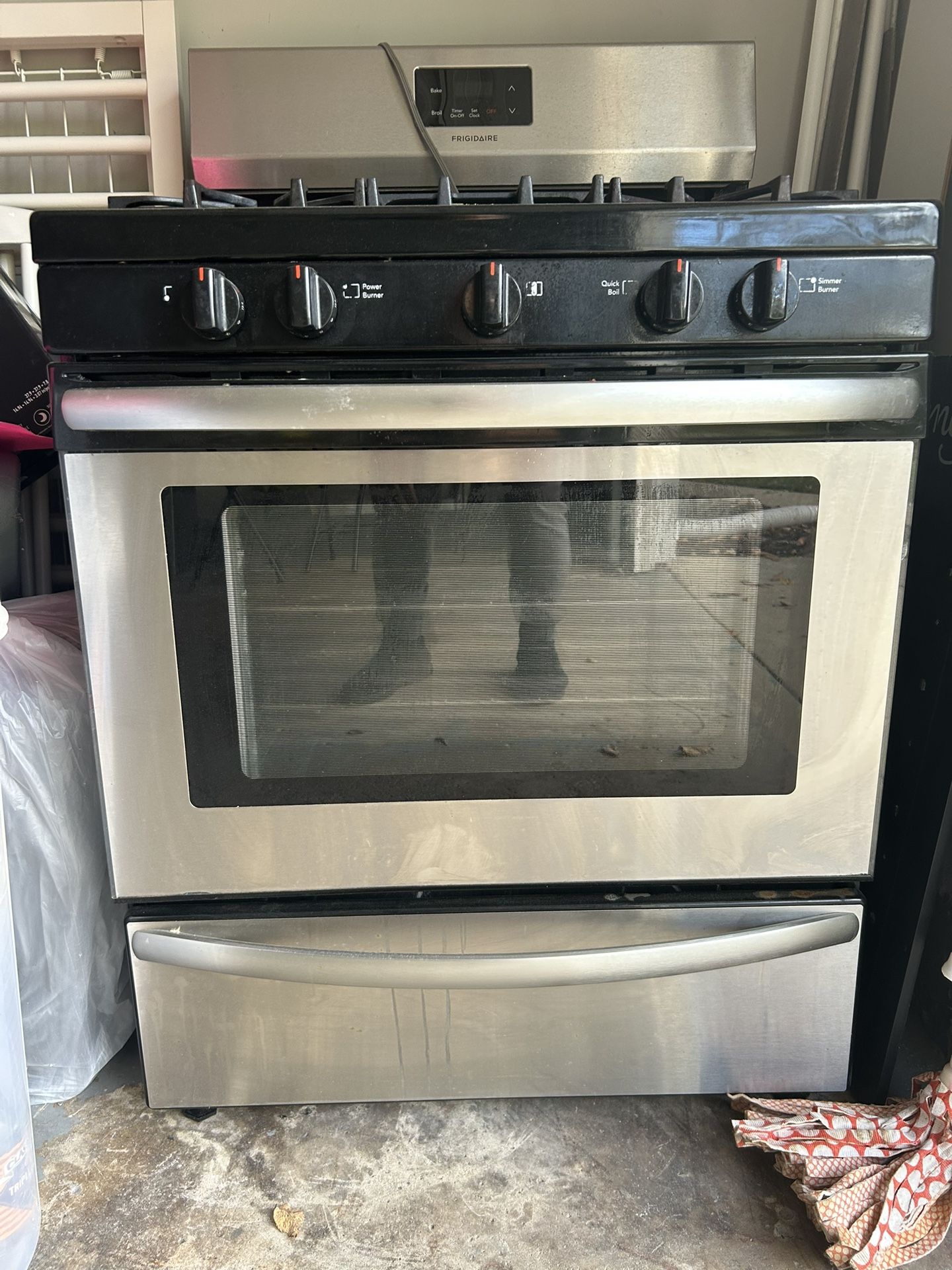 Stove - Microwave - Dishwasher - Crib